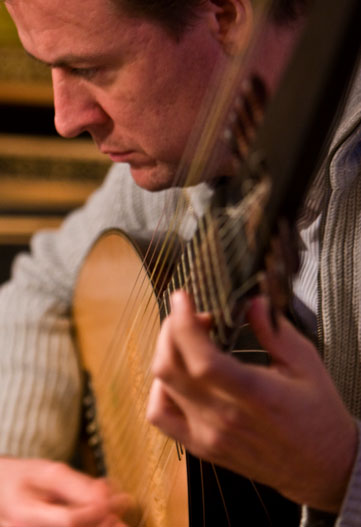 Thomas Boysen plays the theorbo